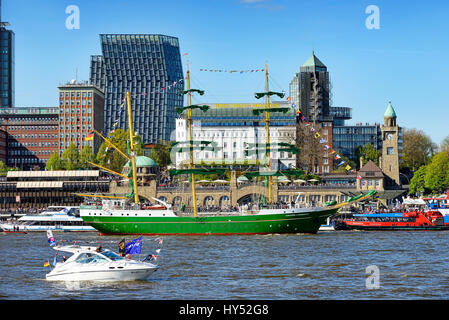 Défilé de fin pour l'anniversaire du port avec le voilier Alexander von Humboldt II à Hambourg, Allemagne, Europe, Einlaufparade zum Hafengeburtstag Banque D'Images