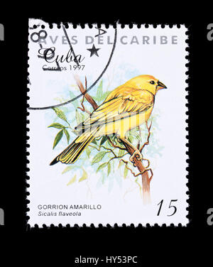 Timbre-poste de Cuba représentant un safran (Sicalis flaveola) finch Banque D'Images