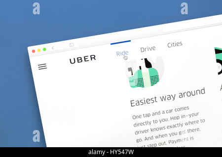 Super site web sur un écran d'ordinateur. Uber est un réseau de transport international company Banque D'Images
