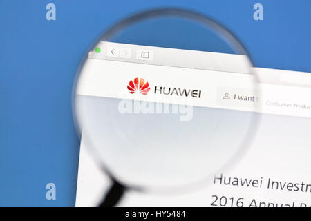 Site web de Huawei Huawei sous une loupe est une multinationale chinoise la mise en réseau et de services. Banque D'Images