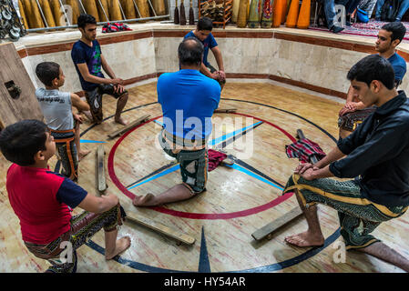 Réchauffer au cours de session de formation en Zoorkhaneh (Maison de la Force), gymnase traditionnel à Yazd, ville capitale de la province de Yazd, Iran Banque D'Images