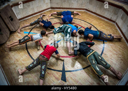 Réchauffer au cours de session de formation en Zoorkhaneh (Maison de la Force), gymnase traditionnel à Yazd, ville capitale de la province de Yazd, Iran Banque D'Images