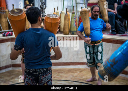 Les hommes et les garçons iraniens avec formation clubs en bois en Zoorkhaneh (Maison de la Force), gymnase traditionnel de Yazd, ville de la province de Yazd Iran Banque D'Images