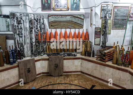 Les clubs et les boucliers en bois et fer poids en Zoorkhaneh (Maison de la Force), gymnase traditionnel à Yazd, ville capitale de la province de Yazd, Iran Banque D'Images