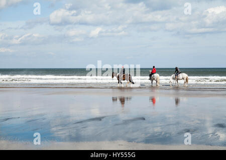 Trois femmes sur les chevaux sur la plage de Nice en Angleterre,UK Banque D'Images