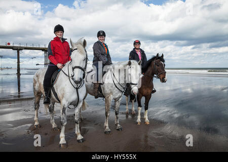 Trois femmes à cheval sur Paris Plage, England, UK Banque D'Images