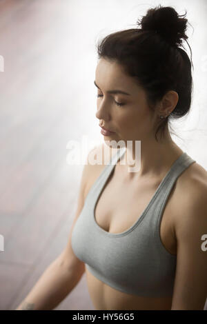 Portrait of young attractive woman meditating in goujon, Banque D'Images