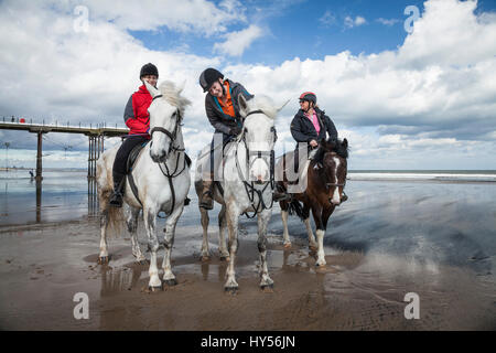 Trois femmes à cheval à paris plage sur une journée ensoleillée Banque D'Images