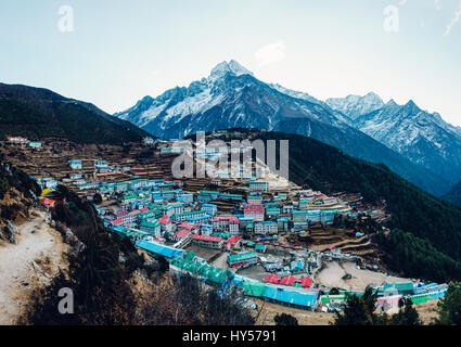 Thamserku Namche Bazar et de montagne dans le district de Solukhumbu, Népal Banque D'Images