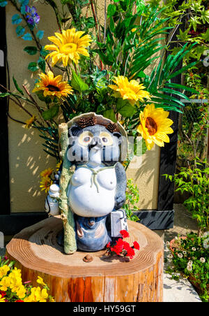 Statues de Tanuki sont des ornements de jardin au Japon. Tanuki, ou Japonais (rien à voir avec les chiens racoon les ratons laveurs et les chiens) sont courantes dans le folklore japonais. Banque D'Images