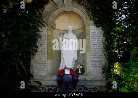War Memorial, Ardeley Hertfordshire, dans le culte et jardin se trouve en souvenir des 13 hommes du village qui ont donné leur vie dans la guerre mondiale Banque D'Images