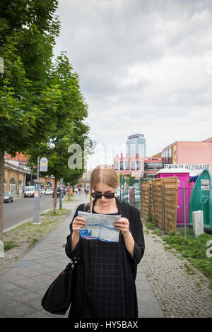 Allemagne, Berlin, young woman avec plan de ville