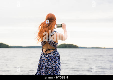 La Finlande, Pirkanmaa, Tampere, woman photographing sea