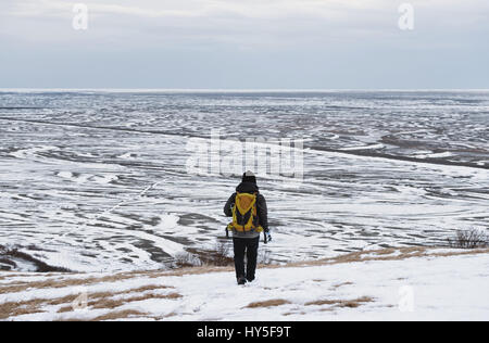 Backpacker se déplacer dans la neige montagne en hiver, à l'Islande Banque D'Images