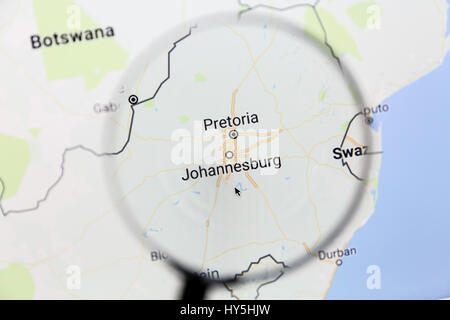 Plan de Johannesburg sur Google Maps sous une loupe. Johannesburg est la plus grande ville d'Afrique du Sud. Banque D'Images