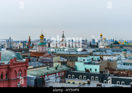 Birds Eye View de la partie centrale historique de la ville de Moscou avec les tours du Kremlin et de cathédrales. Dôme doré de l'église de la Sainte Théophanie Banque D'Images