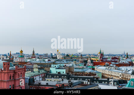 Birds Eye View de la partie centrale historique de la ville de Moscou avec les tours du Kremlin et de cathédrales. Dôme doré de l'église de la Sainte Théophanie Banque D'Images