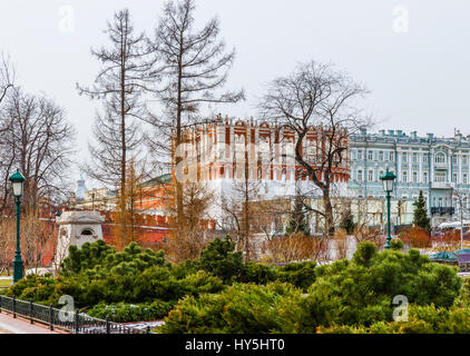 (Kutafya maladroit, maladroit) Tour du Kremlin, vu du jardin d'Alexandre. La tour sert d'entrée au Kremlin. Banque D'Images