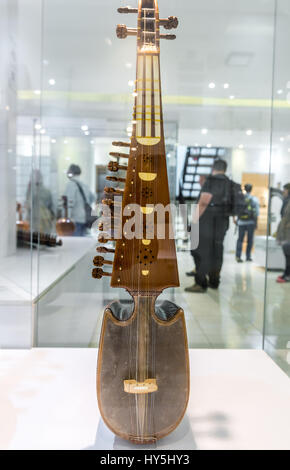 Luth Persan traditionnel-comme instrument de musique appelé Rubab dans Musée de la musique, hommage aux traditions musicales de l'Iran à Isfahan, Iran Banque D'Images