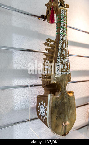 Luth Persan traditionnel-comme instrument de musique appelé Rubab dans Musée de la musique, hommage aux traditions musicales de l'Iran à Isfahan, Iran Banque D'Images