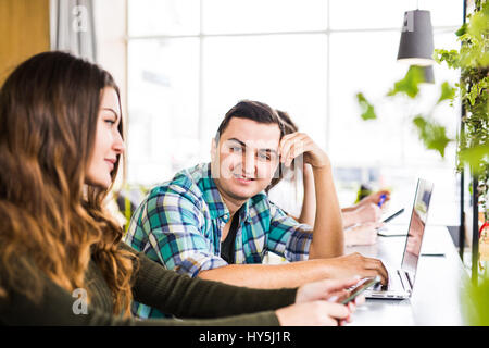 Groupe de gens d'affaires à l'aide d'appareils numériques. Les gens de l'équipe travaillant à leur table in modern office Banque D'Images