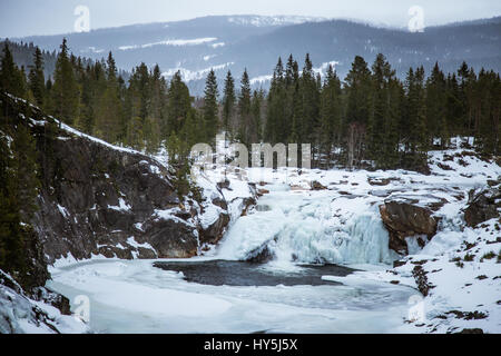 Un beau paysage d'une cascade de glace dans le jour de l'hiver norvégien Banque D'Images