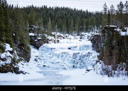 Un beau paysage d'une cascade de glace dans le jour de l'hiver norvégien Banque D'Images