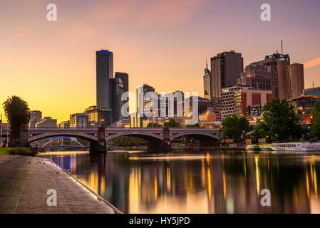 MELBOURNE, Victoria, Australie - janvier 28, 2017 : Coucher de soleil sur gratte-ciel du centre-ville de Melbourne, Princess Bridge et la rivière Yarra. L'exposition longue Banque D'Images