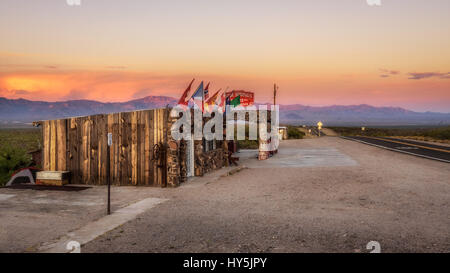 COOL SPRINGS, Arizona, USA - Le 19 mai 2016 : reconstruite Cool Springs station dans le désert de Mojave sur l'historique route 66 au coucher du soleil. Banque D'Images