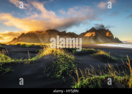 Coucher du soleil au-dessus de la montagne Vestrahorn (Batman) et sa plage de sable noir en Islande Banque D'Images