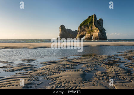 Rock island sur Wharariki beach, Wharariki Beach, Golden Bay, Southland, Nouvelle-Zélande Banque D'Images