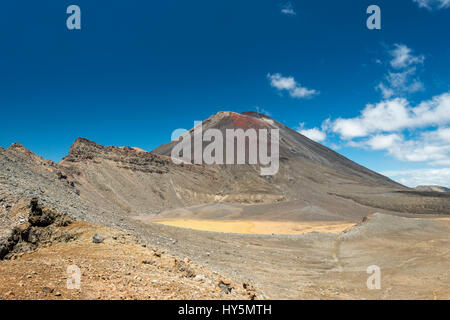 Le mont Ngauruhoe, volcan actif, paysage volcanique, traversée Alpine Tongariro, Parc National de Tongariro, île du Nord Banque D'Images