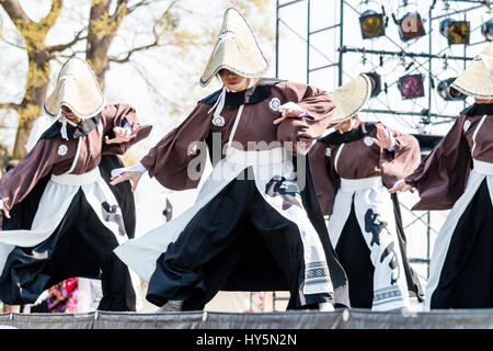 Yosakoi Hinokuni Dance Festival au Japon. Les femmes La danse danseurs sur scène. Porte brown long yukata et chapeaux de paille farmer. Banque D'Images