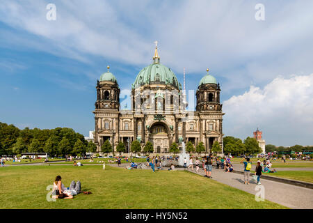 Des gens assis sur la pelouse en face de la cathédrale de Berlin, l'île aux musées, Berlin-Mitte, Berlin, Allemagne Banque D'Images