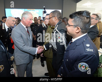 Le Prince de Galles avec des policiers de différents pays dans une salle de classe, au cours d'une visite au siège de Carabineri à Vicenza, Italie du nord, le quatrième jour de sa tournée européenne de 9 jours. Banque D'Images