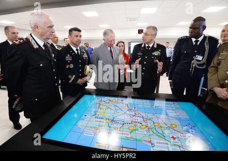 Le Prince de Galles avec des policiers de différents pays dans une salle de classe, au cours d'une visite au siège de Carabineri à Vicenza, Italie du nord, le quatrième jour de sa tournée européenne de 9 jours. Banque D'Images