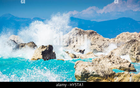Broyage des vagues dans les rochers sur la plage de Leucade, Grèce Banque D'Images