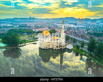 Vue aérienne de Puchong mosquée au lever du soleil, moment à Selangor, Malaisie Banque D'Images