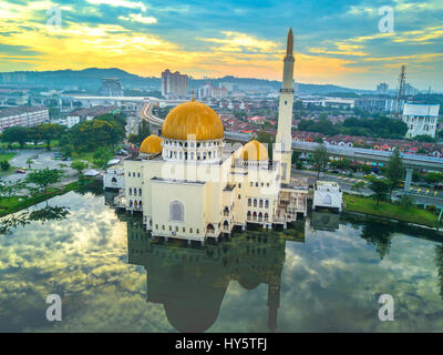 Vue aérienne de Puchong mosquée au lever du soleil, moment à Selangor, Malaisie Banque D'Images