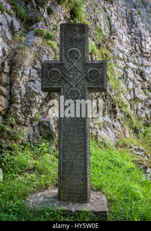 Croix de Pierre en face du Château de Bran Bran, Roumanie près de dite de "château de Dracula", accueil de personnage de Bram Stoker's Dracula" "roman Banque D'Images