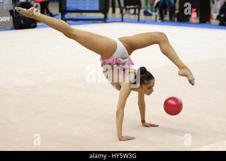 Sofia, Bulgarie - 10 mars, 2017 : la gymnaste rythmique Neviana Vladinova individuels au cours des actes de qualifications tournoi national à Sofia. Banque D'Images