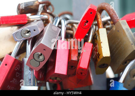 Love locks suspendu par une clôture métallique d'un pont Banque D'Images