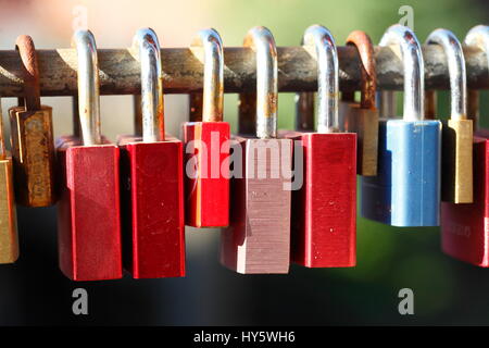 Love locks suspendu par une clôture métallique d'un pont Banque D'Images