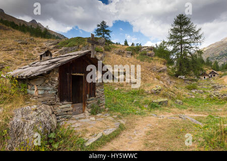 Vallée de la Clarée. Oratoire de Roche Noire ; chalets. Névache. Hautes Alpes. France. Europe. Banque D'Images