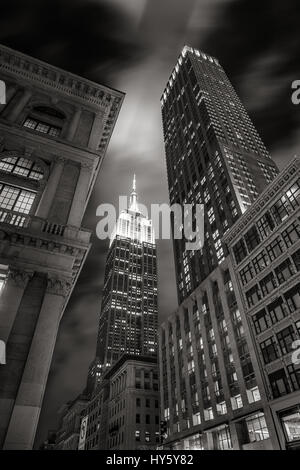 Empire State Building de nuit à partir de la 5e Avenue, en noir et blanc. Manhattan, New York City Banque D'Images