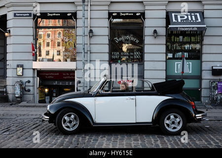 Personne en noir et blanc classique Volkswagen Beetle Convertible près de Torvehallerne, Copenhague, Danemark Banque D'Images