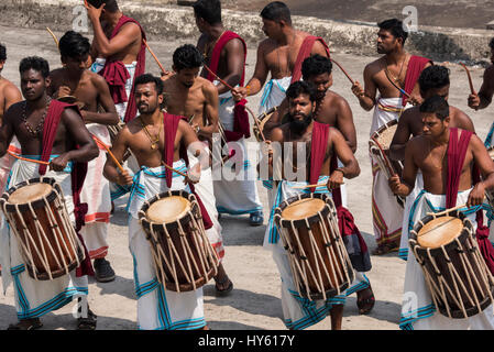 L'Inde, Cochin. Tambour mâle local band en tenue typique. Banque D'Images