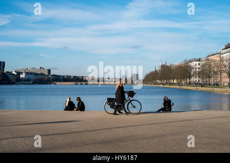 Les personnes bénéficiant de temps de printemps par les lacs, Copenhague, Danemark Banque D'Images