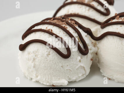 Boules de glace vanille avec une sauce au chocolat, close-up Banque D'Images