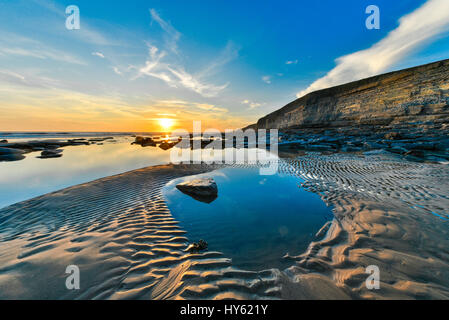 Magnifique coucher de soleil dans la baie de Dunraven, Vale of Glamorgan, Pays de Galles du Sud. Banque D'Images